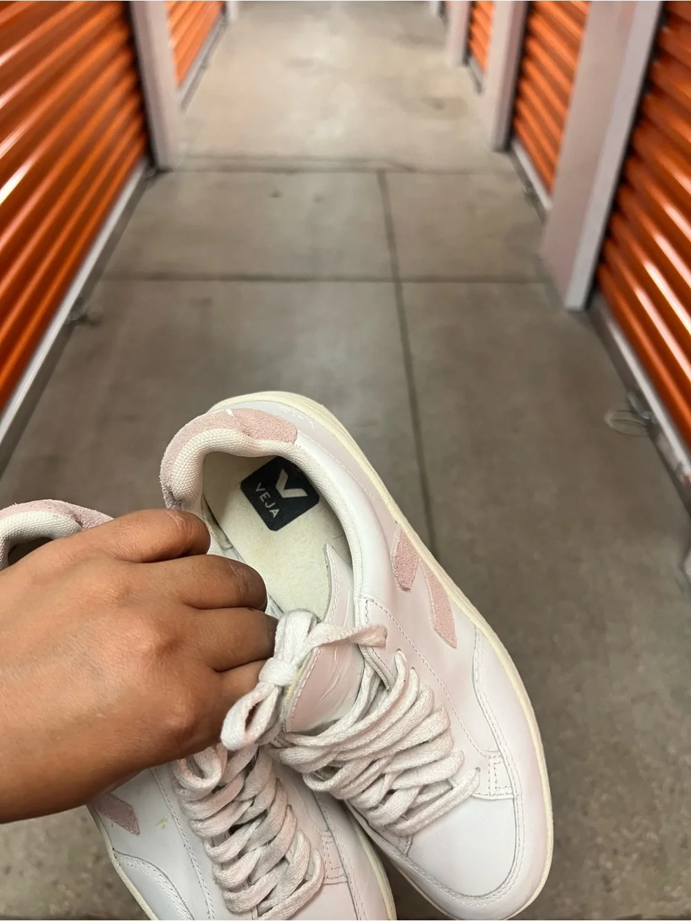 Veja classic white